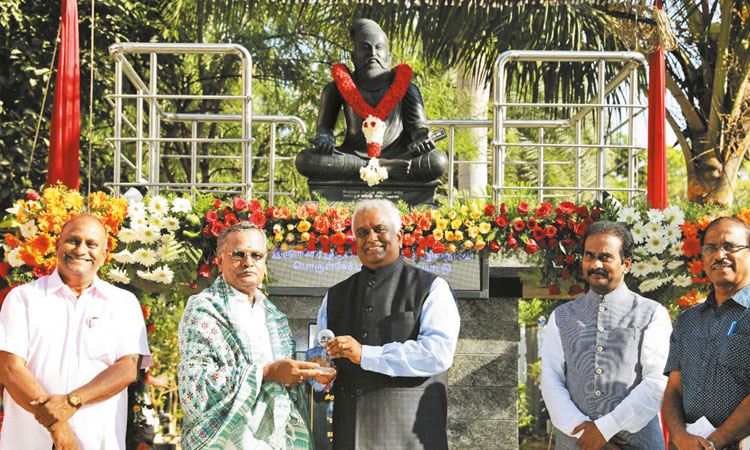 நுங்கம்பாக்கம் வருமான வரித்துறை அலுவலகத்தில் திருவள்ளுவர் சிலை