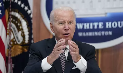 கொரோனா பெருந்தொற்று; அமெரிக்காவில் தேசிய அவசரகால நிலையை முடிவுக்கு கொண்டு வரும் மசோதாவுக்கு அரசு ஒப்புதல் கொரோனா பெருந்தொற்று; அமெரிக்காவில் தேசிய அவசரகால நிலையை முடிவுக்கு கொண்டு வரும் மசோதாவுக்கு அரசு ஒப்புதல்