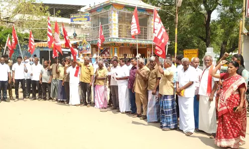 ஆட்டோ தொழிலாளர்கள் ஆர்ப்பாட்டம்