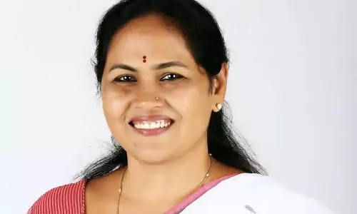 கர்நாடக சட்டசபை தேர்தலில் மத்திய-மாநில அரசுகளின் சாதனைகளை முன்வைத்து மக்களை சந்திக்கிறோம்; மத்திய மந்திரி ஷோபா பேட்டி