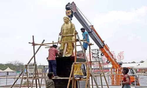 வ.உ.சிதம்பரனார் சிலை நிறுவும் பணி மும்முரம்