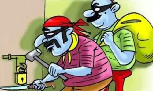 அடகு கடையில் நகை, வெள்ளி பொருட்கள் திருட்டு அடகு கடையில் நகை, வெள்ளி பொருட்கள் திருட்டு