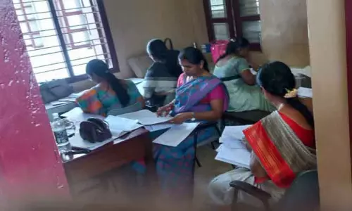 விடைத்தாள் திருத்தும் மையத்தில் போதிய வசதிகள் இல்லை என்று ஆசிரியர்கள் புகார்