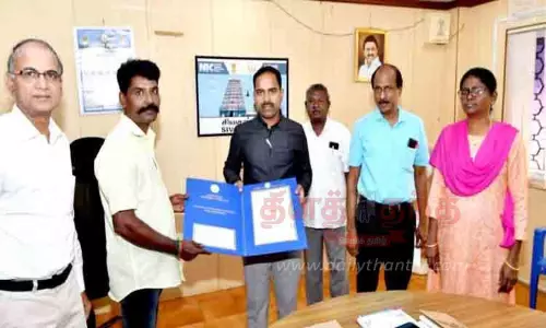 கலெக்டரிடம் பாராட்டு கலெக்டரிடம் பாராட்டு