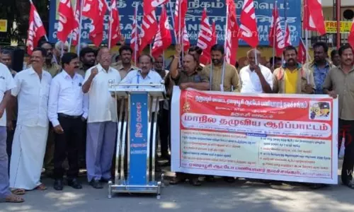 தர்மபுரியில்ஆட்டோ தொழிலாளர்கள் ஆர்ப்பாட்டம்