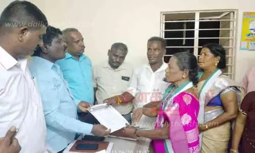 கல்லலில் பள்ளிக்கூடம், கோவில் அருகே இடமாற்றம் செய்யப்பட்ட மதுக்கடை வேறு இடத்துக்கு மாற்ற வியாபாரிகள் சங்க பேரவையினர் வலியுறுத்தல் கல்லலில் பள்ளிக்கூடம், கோவில் அருகே இடமாற்றம் செய்யப்பட்ட மதுக்கடை வேறு இடத்துக்கு மாற்ற வியாபாரிகள் சங்க பேரவையினர் வலியுறுத்தல்