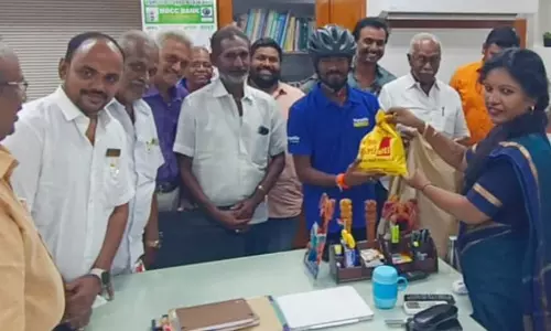 விழிப்புணர்வு சைக்கிள் பயணம் மேற்கொள்ளும்ஆந்திர வாலிபருக்கு கலெக்டர் பாராட்டு விழிப்புணர்வு சைக்கிள் பயணம் மேற்கொள்ளும்ஆந்திர வாலிபருக்கு கலெக்டர் பாராட்டு