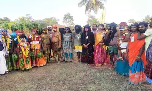 பங்குனி பொங்கல் திருவிழா:உடலில் சேறு பூசி பக்தர்கள் வினோத வழிபாடு பங்குனி பொங்கல் திருவிழா:உடலில் சேறு பூசி பக்தர்கள் வினோத வழிபாடு