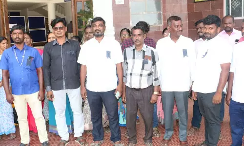 ஆதிதிராவிடர் பள்ளிகளை இணைக்க எதிர்ப்பு:கருப்பு பேட்ஜ் அணிந்து பணிக்கு வந்த ஊழியர்கள்