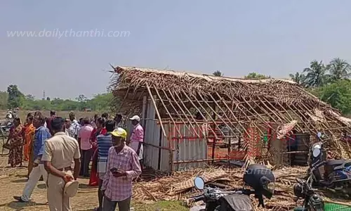 ஆக்கிரமித்து கட்டியிருந்த குடிசை வீடுகள் அகற்றம் ஆக்கிரமித்து கட்டியிருந்த குடிசை வீடுகள் அகற்றம்