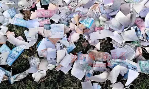 அரசு பஸ் டிக்கெட்டுகள் ஒரே இடத்தில் குவிந்து கிடந்ததால் பரபரப்பு