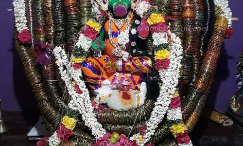 வராகி அம்மனுக்கு வளையல் அலங்காரம்