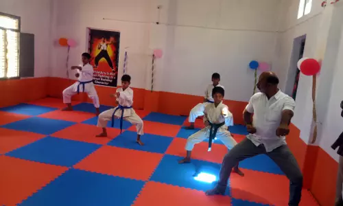 மாணவ-மாணவிகளுக்கு கராத்தே பயிற்சி