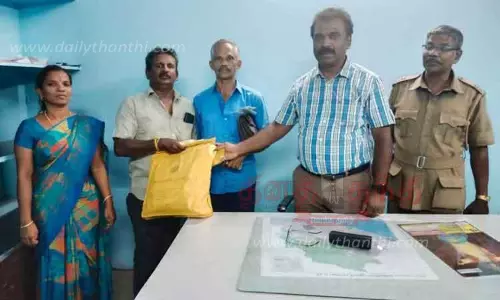 பஸ்சில் தவறவிட்ட ரூ.1 லட்சம் உரியவரிடம் ஒப்படைப்பு