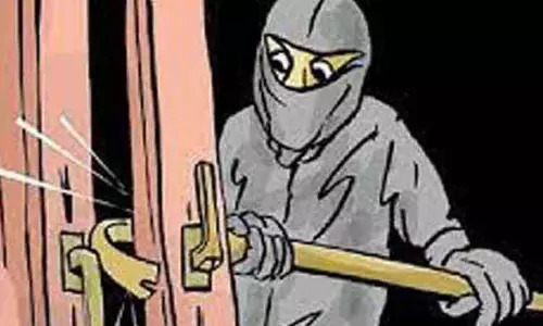 ஜவுளிக்கடையின் பூட்டை உடைத்து துணிகள்-பணம் கொள்ளை