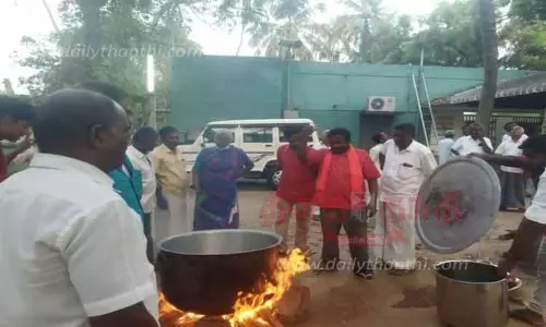 வாரச்சந்தையில் மாட்டு இறைச்சிக்கடை வைக்க அனுமதி கோரிபுஞ்சைபுளியம்பட்டி நகராட்சி அலுவலகத்தில் குடியேறும் போராட்டம் வாரச்சந்தையில் மாட்டு இறைச்சிக்கடை வைக்க அனுமதி கோரிபுஞ்சைபுளியம்பட்டி நகராட்சி அலுவலகத்தில் குடியேறும் போராட்டம்