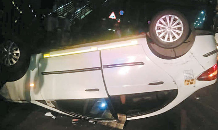 குரோம்பேட்டை ஜி.எஸ்.டி. சாலையில் விபத்து: இரும்பு தடுப்பில் மோதி தலைகுப்புற கவிழ்ந்த கார் - டிரைவர் அதிர்ஷ்டவசமாக உயிர் தப்பினார்