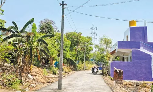 காஞ்சீபுரத்தில் மின்கம்பம் அகற்றப்படாமல் தார் சாலை அமைப்பு