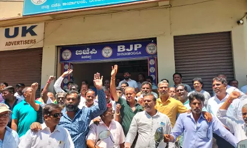 சிவமொக்கா பா.ஜனதா அலுவலகம் முன்பு ஈசுவரப்பா ஆதரவாளர்கள் போராட்டம் சிவமொக்கா பா.ஜனதா அலுவலகம் முன்பு ஈசுவரப்பா ஆதரவாளர்கள் போராட்டம்