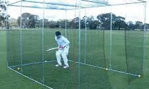 பள்ளி மாணவர்களுக்கு இலவச கிரிக்கெட் பயிற்சி பள்ளி மாணவர்களுக்கு இலவச கிரிக்கெட் பயிற்சி