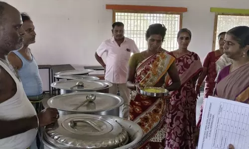 அரசு மாதிரி பள்ளியில் கலெக்டர் ஆய்வு அரசு மாதிரி பள்ளியில் கலெக்டர் ஆய்வு