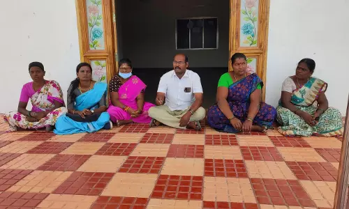 பூட்டுத்தாக்கு ஊராட்சி மன்ற தலைவர், வார்டு உறுப்பினர்கள் தர்ணா பூட்டுத்தாக்கு ஊராட்சி மன்ற தலைவர், வார்டு உறுப்பினர்கள் தர்ணா