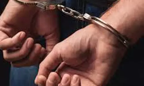 தேவகோட்டையில்ஓய்வுபெற்ற ஆசிரியரிடம் வேறு ஒரு ஏ.டி.எம்.கார்டை கொடுத்தவர் கைது