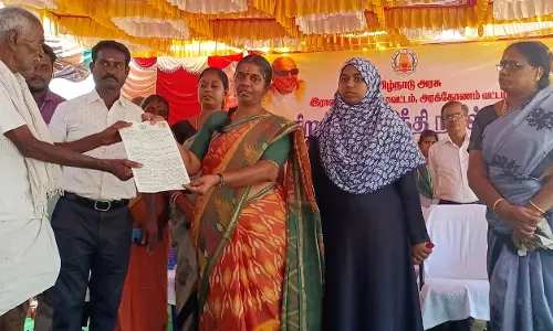 299 பயனாளிகளுக்கு ரூ.1 கோடியில் நலத்திட்ட உதவிகள் 299 பயனாளிகளுக்கு ரூ.1 கோடியில் நலத்திட்ட உதவிகள்