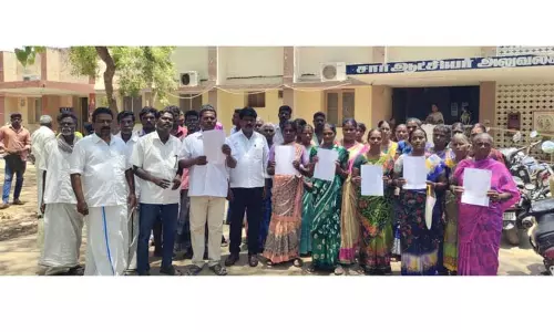 ஆக்கிரமிக்கப்பட்ட சுடுகாட்டு பாதையை மீட்டு தரக்கோரிசப்-கலெக்டர் அலுவலகத்தை பொதுமக்கள் முற்றுகைவிருத்தாசலத்தில் பரபரப்பு