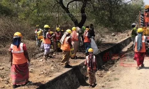 தேசிய நெடுஞ்சாலையில் கொட்டிய பிளாஸ்டிக் அகற்றம்