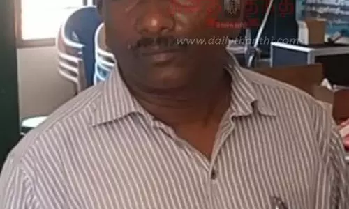 மாணவிகளை ஆபாச படம் எடுத்த ஆசிரியர் போக்சோவில் கைது