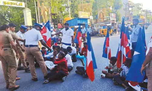 திருத்தணி நகராட்சி அலுவலகம் எதிரில் விடுதலை சிறுத்தைகள் கட்சியினர் சாலை மறியல் - 14 பேர் மீது வழக்குப்பதிவு