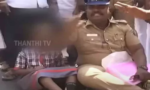 தவறான சிகிச்சையால் மகளின் கால் பாதிப்பு - தலைமைச் செயலகம் அருகே போராட்டத்தில் ஈடுபட்ட காவலர் தவறான சிகிச்சையால் மகளின் கால் பாதிப்பு - தலைமைச் செயலகம் அருகே போராட்டத்தில் ஈடுபட்ட காவலர்