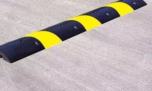 வேகத்தடைக்கு வர்ணம் பூச வேண்டும் வேகத்தடைக்கு வர்ணம் பூச வேண்டும்