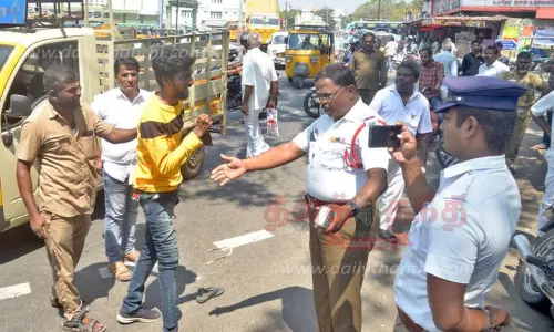 குடிபோதையில் போலீசாருடன் தகராறில் ஈடுபட்ட வாலிபர்
