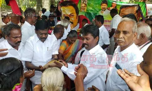 பக்தர்களுக்கு அன்னதானம்