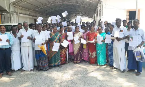 தரிசு நிலத்துக்கு பட்டா வழங்கவேண்டும்கலெக்டரிடம் கிராம மக்கள் கோரிக்கை