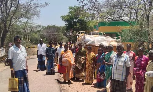 ரேஷன் பொருட்களை கொண்டு செல்ல தடை:வனத்துறையினருடன், பொதுமக்கள் வாக்குவாதம்