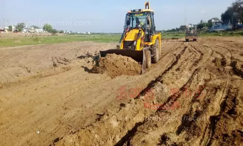 சித்திரை திருவிழாவையொட்டிமானாமதுரை வைகை ஆற்றை சுத்தம் செய்யும் பணி தீவிரம் சித்திரை திருவிழாவையொட்டிமானாமதுரை வைகை ஆற்றை சுத்தம் செய்யும் பணி தீவிரம்