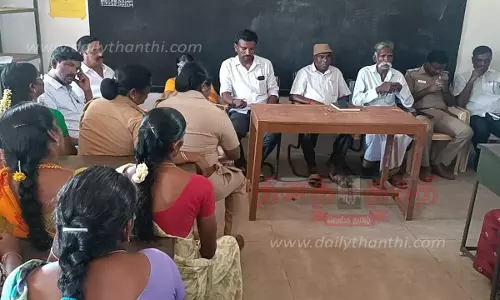 தலைமை ஆசிரியையை இடமாற்றம் செய்யக்கோரி பெற்றோர்கள் முற்றுகை