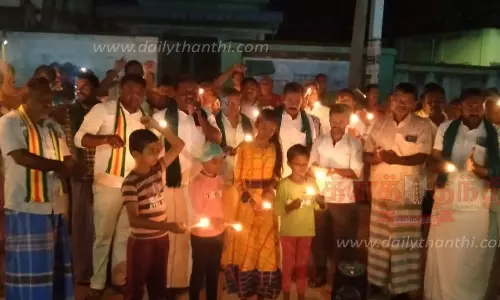 மெழுகுவர்த்தி ஏந்தி பொதுமக்கள் ஆர்ப்பாட்டம்