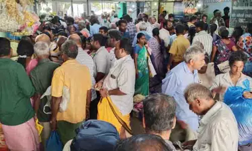 தமிழ்ப் புத்தாண்டை முன்னிட்டு கரூர் மார்க்கெட்டில் பூக்களின் விலை கிடுகிடு உயர்வு தமிழ்ப் புத்தாண்டை முன்னிட்டு கரூர் மார்க்கெட்டில் பூக்களின் விலை கிடுகிடு உயர்வு