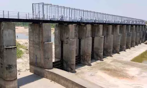 செட்டிப்பாளையம் கதவணை தண்ணீர் இல்லாமல் வறண்டது