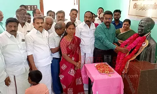 பட்டுக்கோட்டை கல்யாணசுந்தரம் சிலைக்கு கலெக்டர் மாலை அணிவித்தார் பட்டுக்கோட்டை கல்யாணசுந்தரம் சிலைக்கு கலெக்டர் மாலை அணிவித்தார்