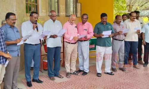 கலெக்டர்-போலீஸ் கமிஷனர் அலுவலகங்களில்சமத்துவ நாள் உறுதிமொழி ஏற்பு கலெக்டர்-போலீஸ் கமிஷனர் அலுவலகங்களில்சமத்துவ நாள் உறுதிமொழி ஏற்பு