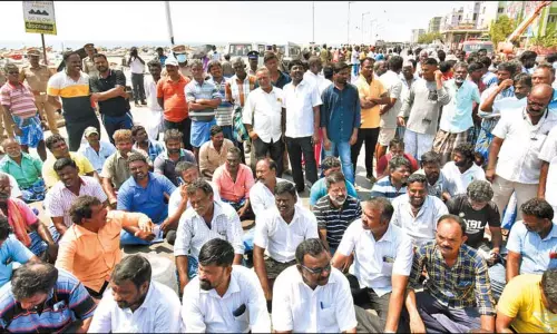 சாலையோர கடைகளை அப்புறப்படுத்தியதால் 2-வது நாளாக மீனவர்கள் சாலை மறியல்