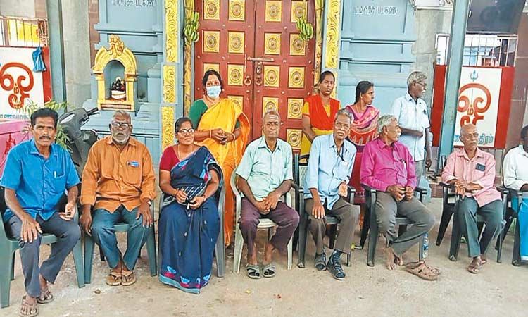 மின் விளக்குகள் அமைக்க பூமி பூஜைக்கு வராத அதிகாரிகளை கண்டித்து காத்திருப்பு போராட்டம்