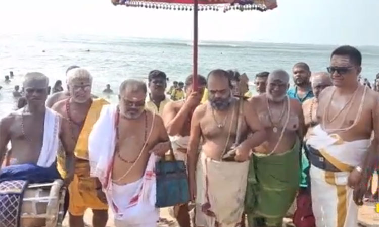 தமிழ்ப் புத்தாண்டு: திருச்செந்தூர் கடலில் நடந்த அஸ்திரதேவர் தீர்த்தவாரி உற்சவம் - திரளான பக்தர்கள் சாமி தரிசனம்