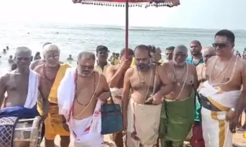 தமிழ்ப் புத்தாண்டு: திருச்செந்தூர் கடலில் நடந்த அஸ்திரதேவர் தீர்த்தவாரி உற்சவம் - திரளான பக்தர்கள் சாமி தரிசனம்