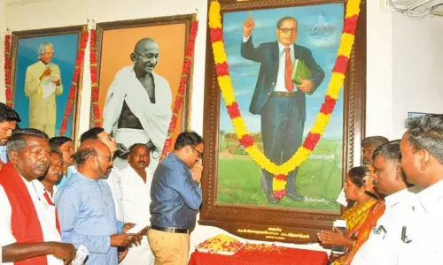 சமத்துவ நாளையொட்டி அம்பேத்கர் உருவப்படத்துக்கு கலெக்டர் மலர் தூவி மரியாதை சமத்துவ நாளையொட்டி அம்பேத்கர் உருவப்படத்துக்கு கலெக்டர் மலர் தூவி மரியாதை